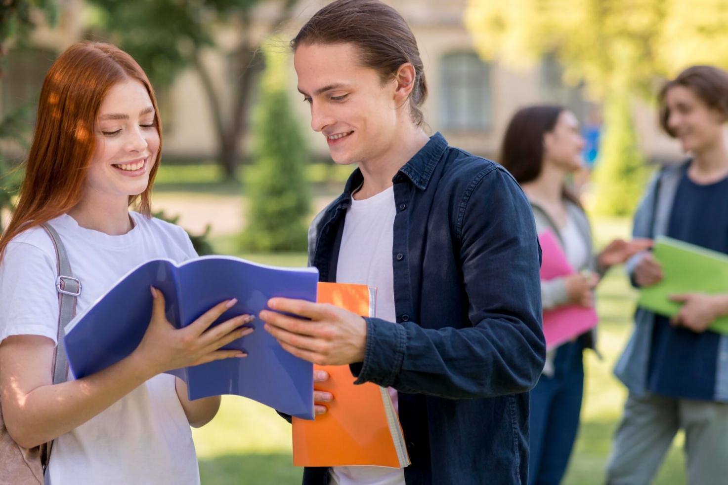 Modernes Büro mit Finanzanalysten bei der Arbeit mit Datenvisualisierungen