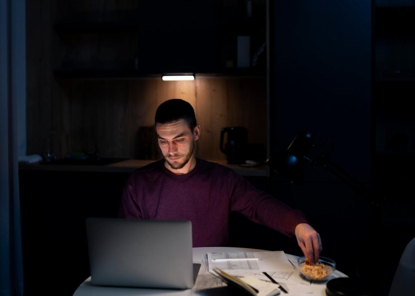 Professionelle Finanzberatung und Budget-Analyse in modernem Büroumfeld