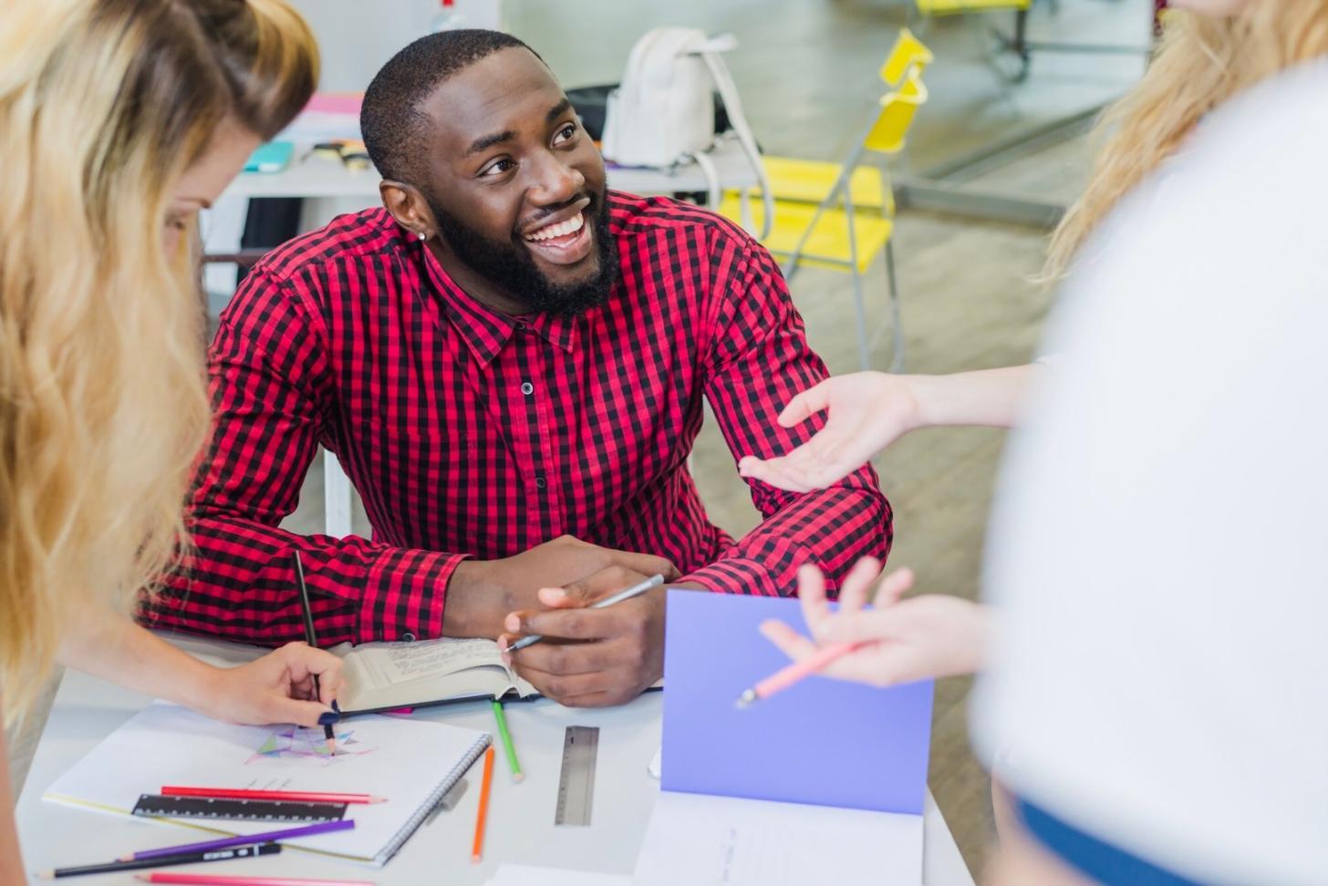 Teammeeting zur Budgetplanung mit Analysedokumenten